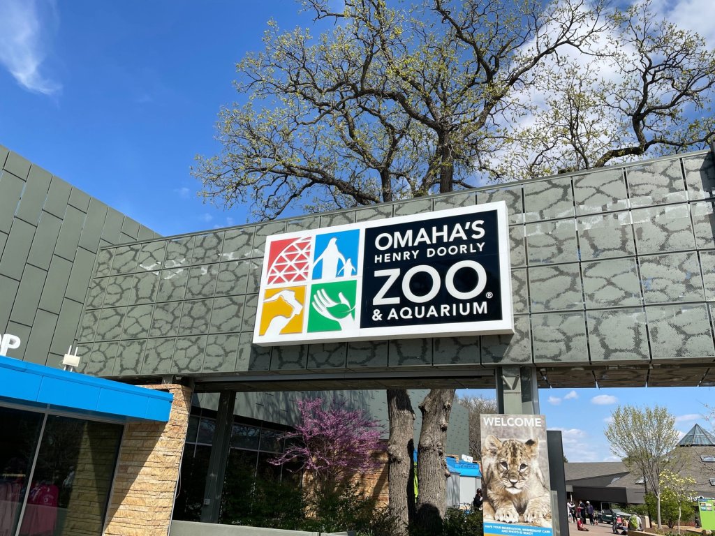 henry doorly zoo & aquarium sign